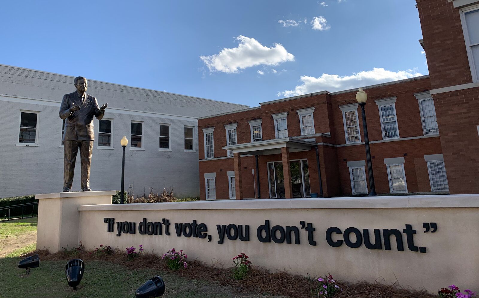 vernon dahmer statue in hattiesburg mississippi